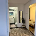 Olivia Vendeghaz Case de vacanță